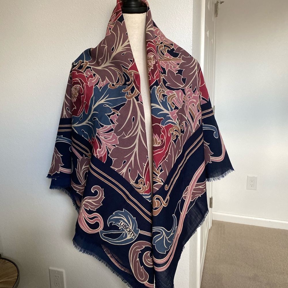 Liberty scarf made England 🌺🍃🌺🍃